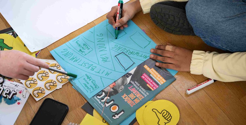 drei Hände, die etwas schreiben