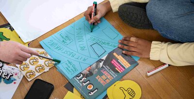 drei Hände, die etwas schreiben