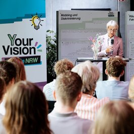 Schulministerin Feller bei der Transferveranstaltung von Your Vision Schule NRW