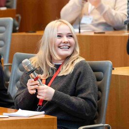 Schüler:innen im Plenarsaal